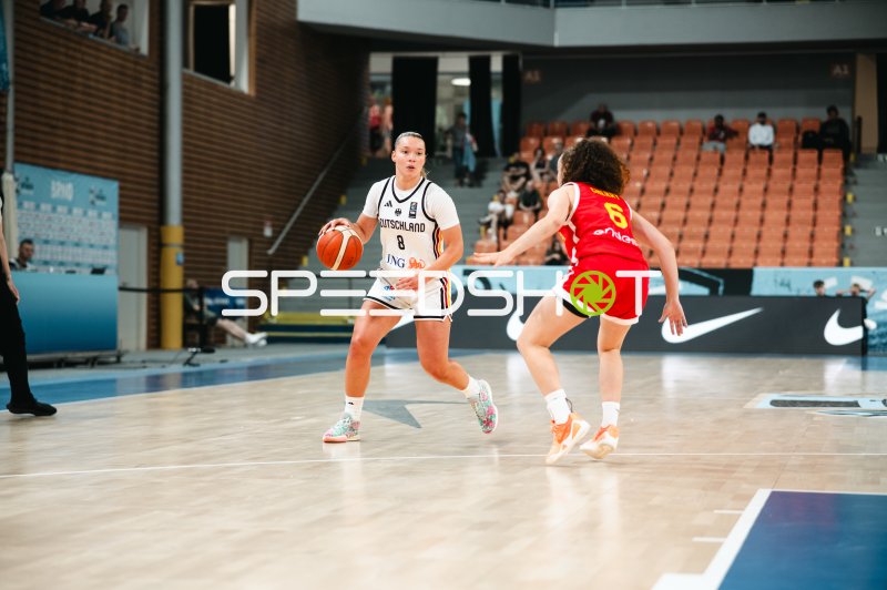 Darina Zraychenko (#8; Deutschland) im Eins-gegen-eins gegen Carla Cherry (#6; España)