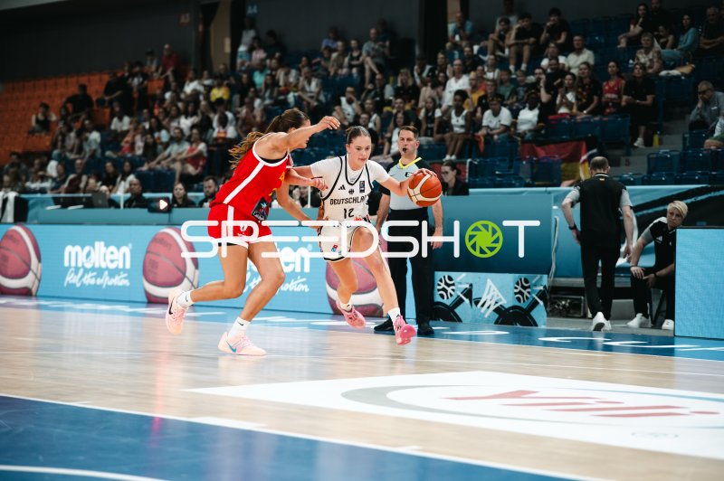 Lara Gierlich (#12; Deutschland) im Dribbling gegen España