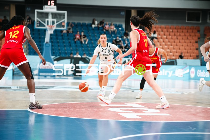 Darina Zraychenko (#8; Deutschland) im Angriff gegen España