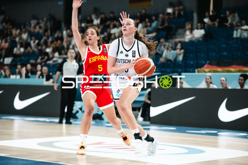 Isabel Hernandez (#5; España) verteidigt gegen Deutschland beim Deutschland