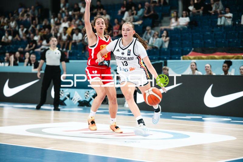 Mia Wiegand (#13; Deutschland) im Dribbling gegen España