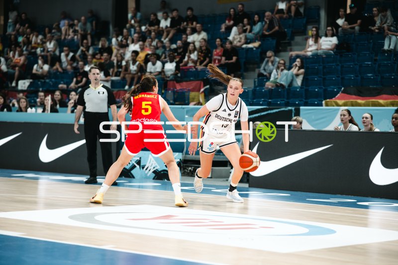 Mia Wiegand (#13; Deutschland) im Dribbling gegen Isabel Hernandez (#5; España)