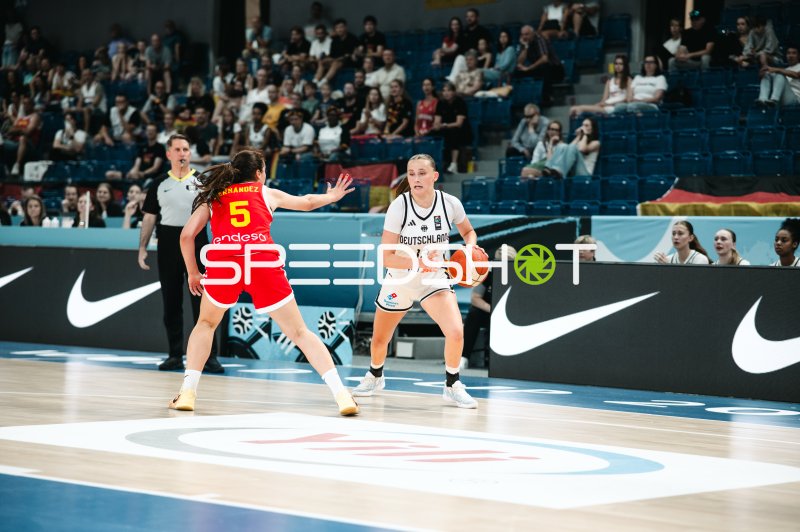 Mia Wiegand (#13; Deutschland) im Eins-gegen-eins gegen Isabel Hernandez (#5; España)