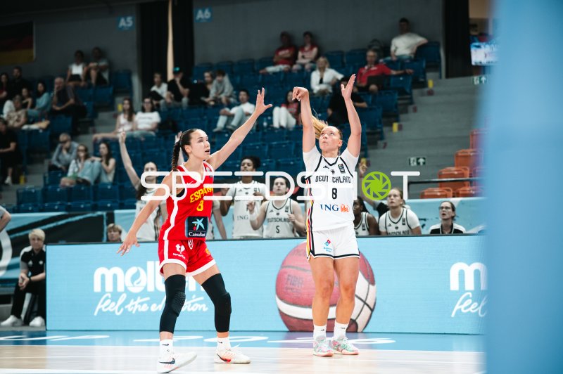 Darina Zraychenko (#8; Deutschland) beim Freiwurf gegen España