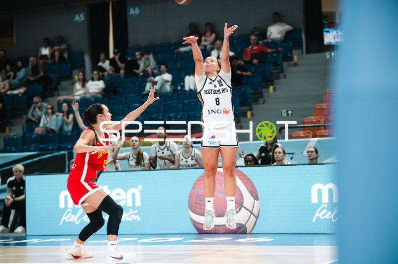 Darina Zraychenko (#8; Deutschland) beim Sprungwurf gegen España
