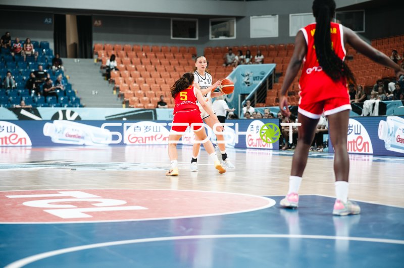 Mia Wiegand (#13; Deutschland) im Zweikampf gegen Isabel Hernandez (#5; España)