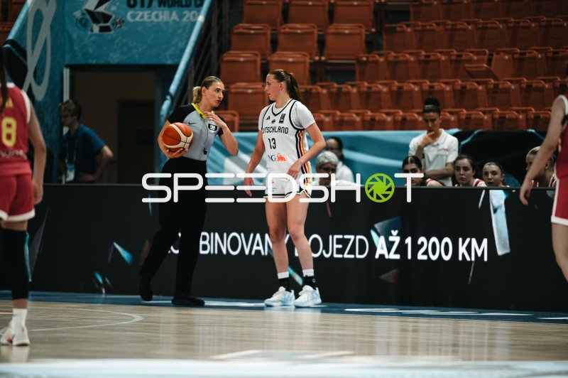 Mia Wiegand (#13; Deutschland) im Gespräch mit Schiedsrichterin