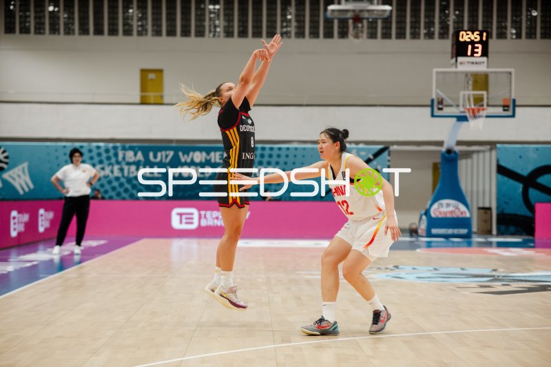 Hanyun Sun (#12; China) verteidigt gegen Deutschland beim FIBA U17 Women's World Cup