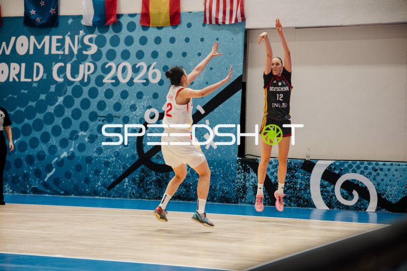 Lara Gierlich (#12; Deutschland) beim Sprungwurf gegen China