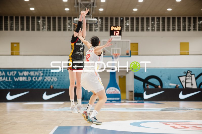 Frederike Askamp (#14; Deutschland) beim Wurf gegen Hanyun Sun (#12; China)