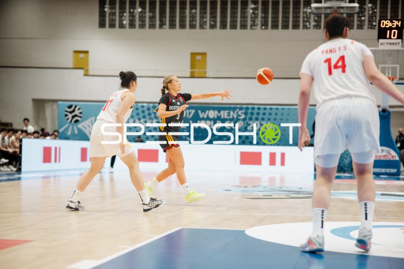 Leonie Pfanzelt (#3; Deutschland) beim Pass gegen China