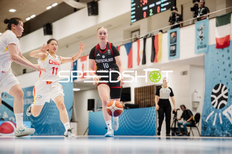 Leni Schramm-Bunni (#10; Deutschland) im Dribbling gegen China