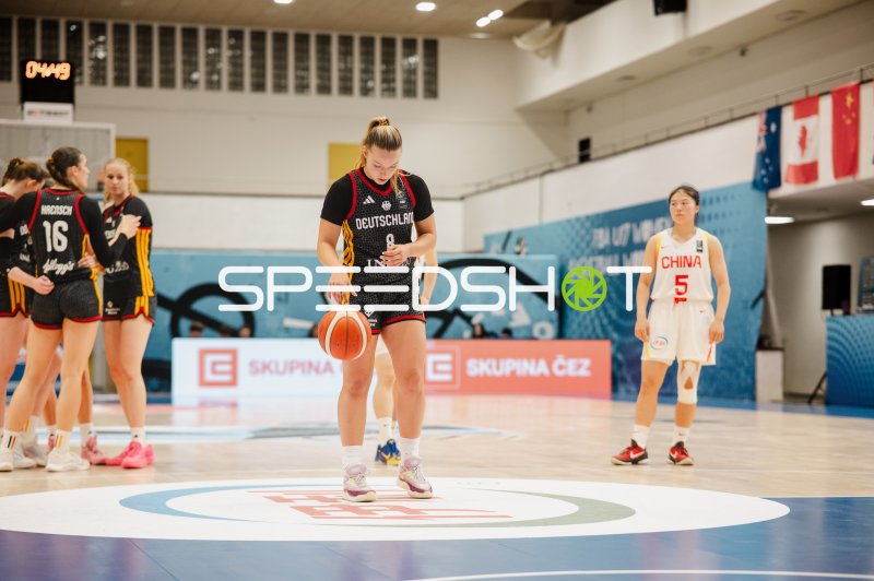Darina Zraychenko (#8; Deutschland) beim Freiwurf gegen China
