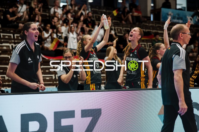 Nele Prowaznik (#18; Deutschland) jubelt ausgelassen an der Seitenlinie