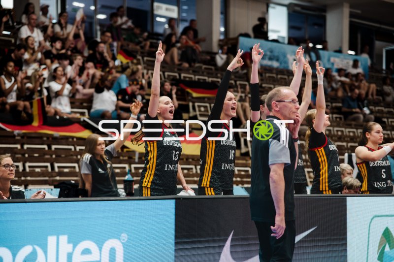 Mia Wiegand (#13; Deutschland) und Mathilda Haensch (#16; Deutschland) jubeln von der Bank