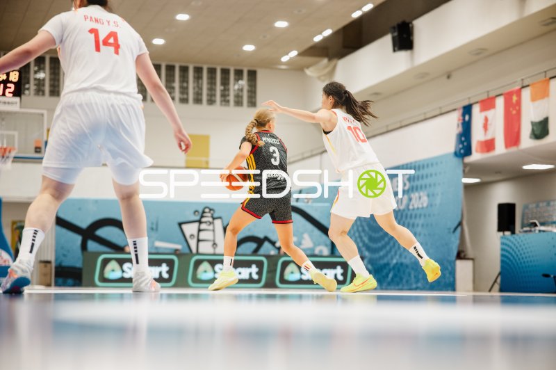 Leonie Pfanzelt (#3; Deutschland) im Dribbling gegen Mengjie Wu (#10; China)