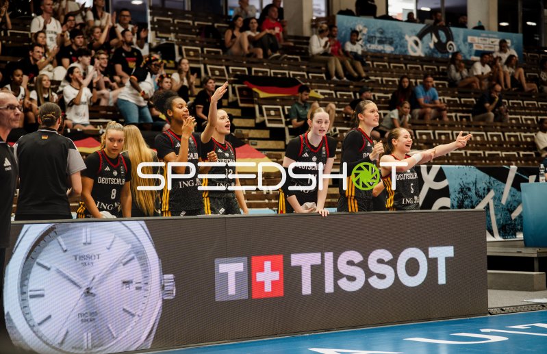 Deutschland-Bank feuert Team an – Darina Zraychenko (#8) und Lara Gierlich (#12) dabei