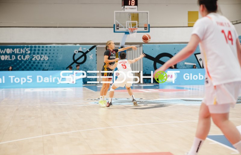 Xuan Sun (#5; China) verteidigt gegen Deutschland beim Women's World Cup 2026
