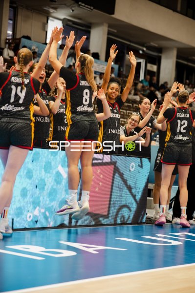 Jubel bei Deutschland – Frederike Askamp (#14) und Lara Gierlich (#12) feiern mit dem Team