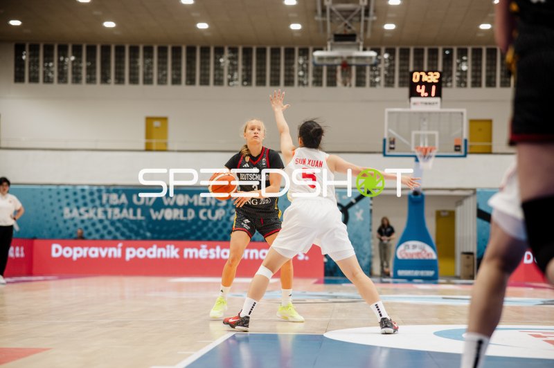 Leonie Pfanzelt (#3; Deutschland) im Zweikampf gegen Xuan Sun (#5; China)