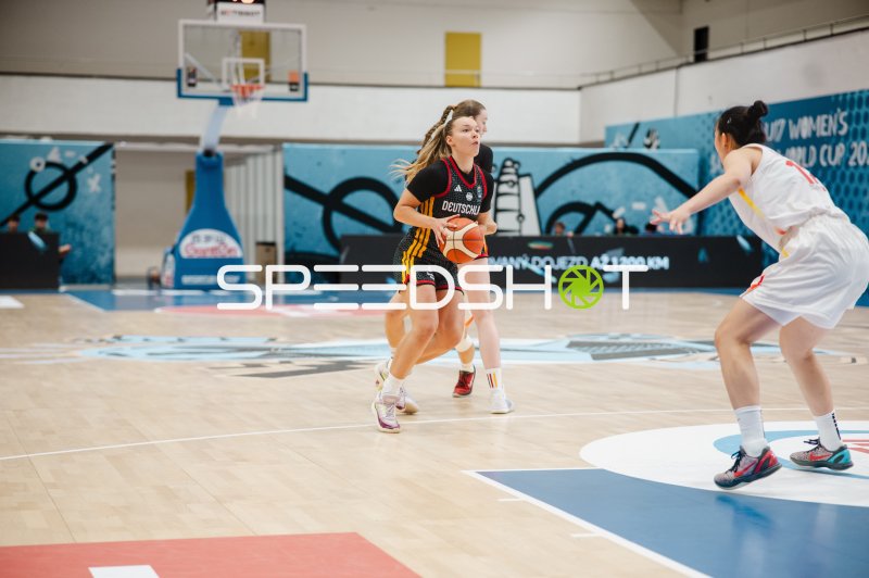 Deutschland-Spielerin im Angriff gegen China beim U17 Women's World Cup