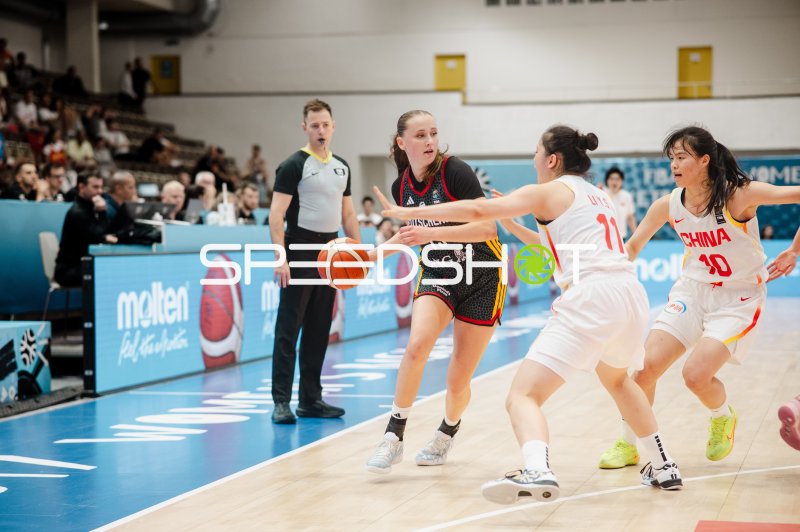 Mia Wiegand (#13; Deutschland) im Zweikampf gegen China