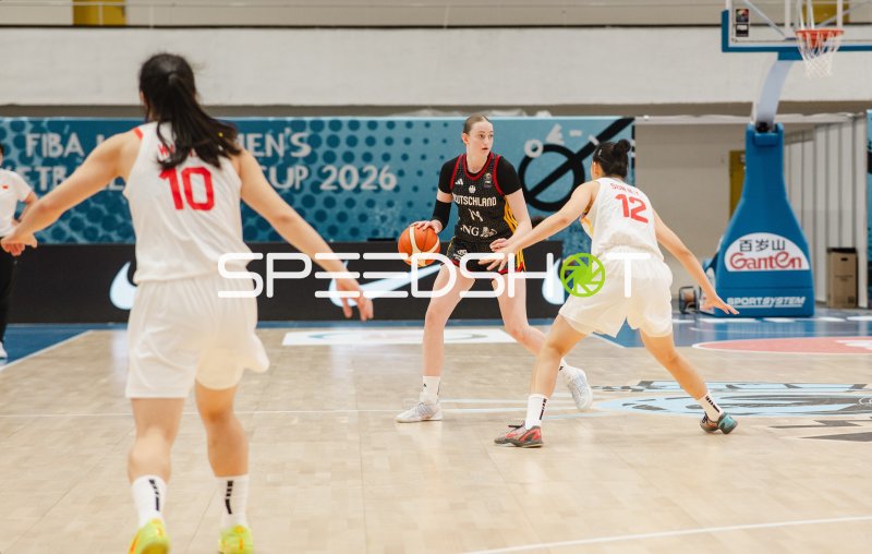 Frederike Askamp (#14; Deutschland) im Zweikampf gegen Hanyun Sun (#12; China)