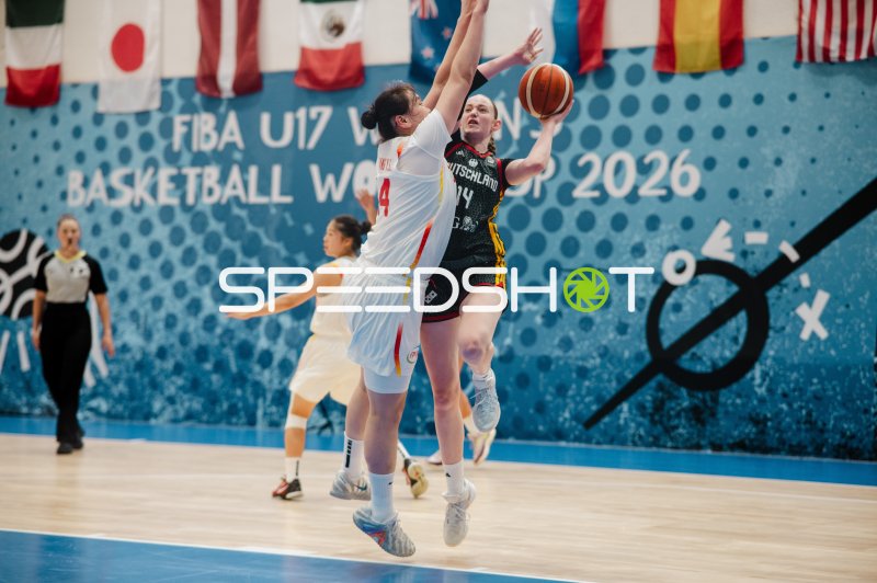 Frederike Askamp (#14; Deutschland) beim Korbwurf gegen China