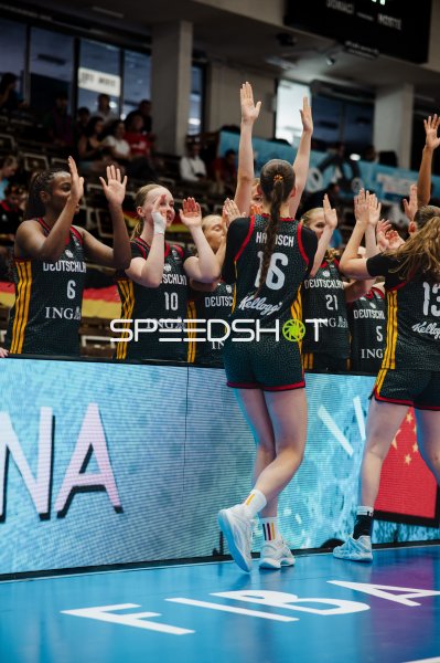 Mathilda Haensch (#16; Deutschland) und Teamkolleginnen beim Jubel
