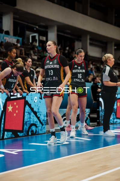 Mia Wiegand (#13; Deutschland) und Mathilda Haensch (#16; Deutschland) an der Seitenlinie