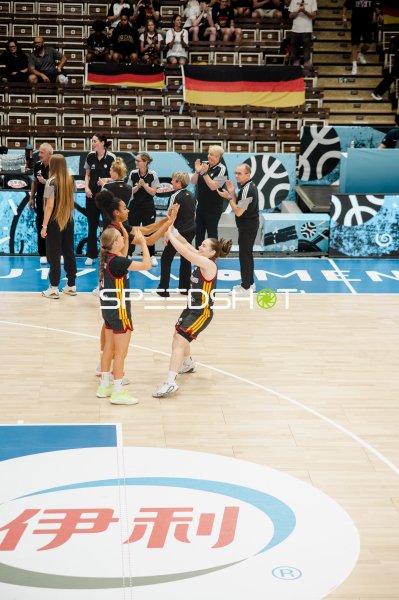 Deutschland-Spielerinnen feiern mit High-Five auf dem Parkett