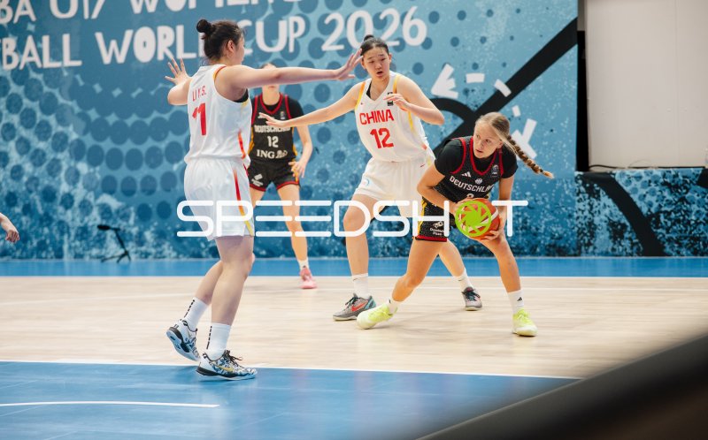 Hanyun Sun (#12; China) stellt deutsche Spielerin im Dribbling