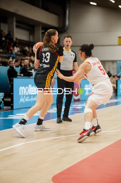 Mia Wiegand (#13; Deutschland) im Zweikampf gegen Xuan Sun (#5; China)