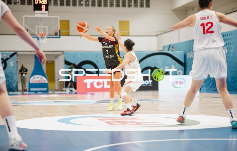 Leonie Pfanzelt (#3; Deutschland) beim Pass gegen China