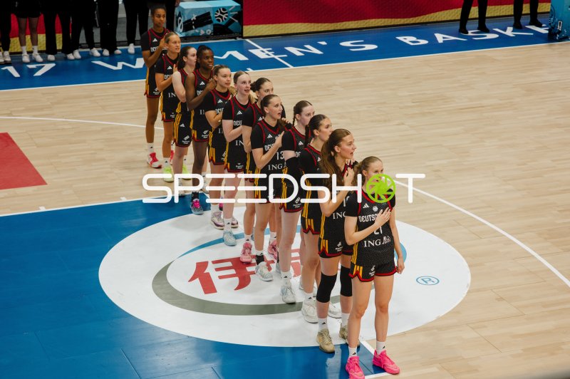Deutschland U17 bei der Nationalhymne in der Starez Arena Brno