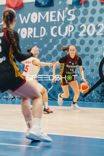 Mia Wiegand (#13; Deutschland) dribbelt gegen Xuan Sun (#5; China)