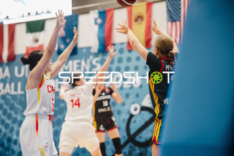 Leonie Pfanzelt (#3; Deutschland) beim Wurf gegen China