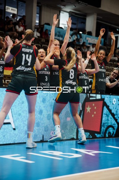 Frederike Askamp (#14; Deutschland) und Teamkolleginnen jubeln gemeinsam