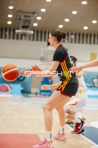 Deutschland-Spielerin im Ballkontakt gegen China in Brno