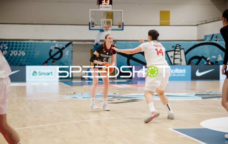 Frederike Askamp (#14; Deutschland) im Eins-gegen-eins gegen Yunshu Pang (#14; China)