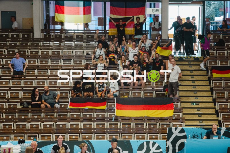 Deutsche Fans feiern in der Starez Arena Brno
