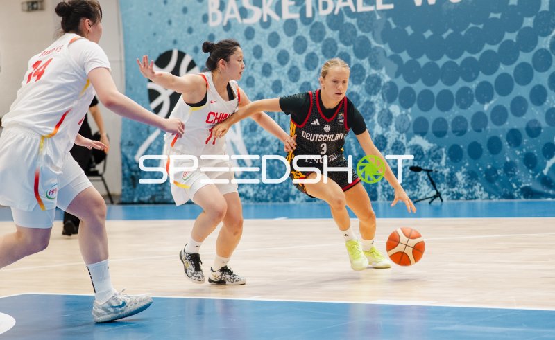 Leonie Pfanzelt (#3; Deutschland) dribbelt gegen China