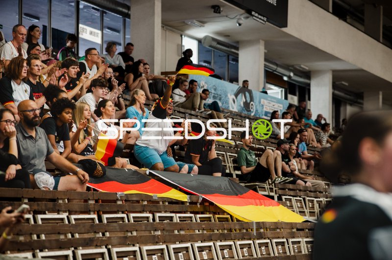 Deutsche Fans feiern in der Starez Arena Brno