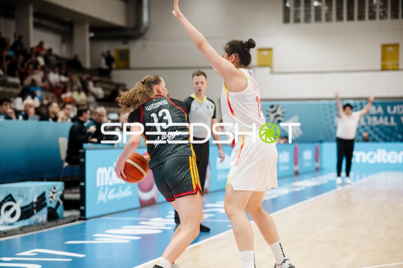 Mia Wiegand (#13; Deutschland) im Eins-gegen-eins gegen China
