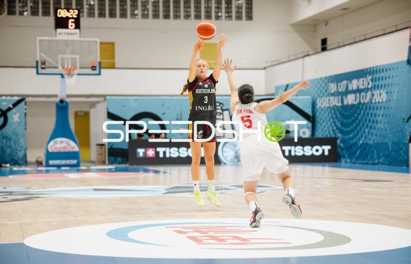 Leonie Pfanzelt (#3; Deutschland) beim Sprungwurf gegen Xuan Sun (#5; China)