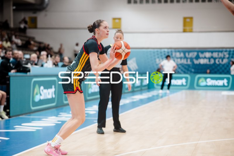 Deutschland-Spielerin beim Wurfversuch im FIBA U17 Women's Basketball World Cup