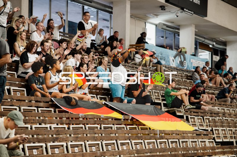 Deutschland-Fans feiern in der Starez Arena Brno