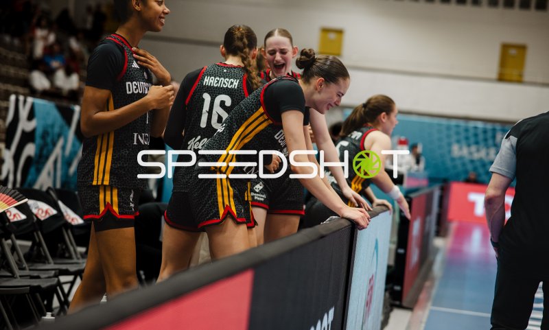 Mathilda Haensch (#16; Deutschland) und Teamkolleginnen jubeln an der Seitenlinie