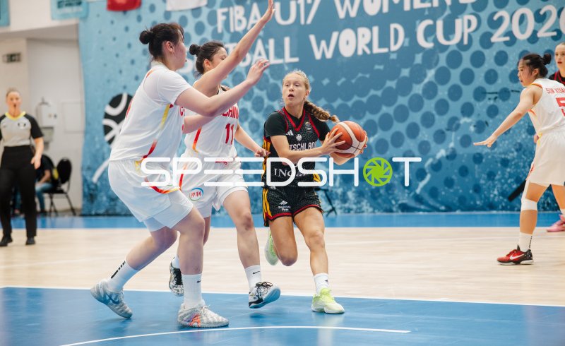 Deutschland-Spielerin (#8; Deutschland) dribbelt durch chinesische Doppeldeckung
