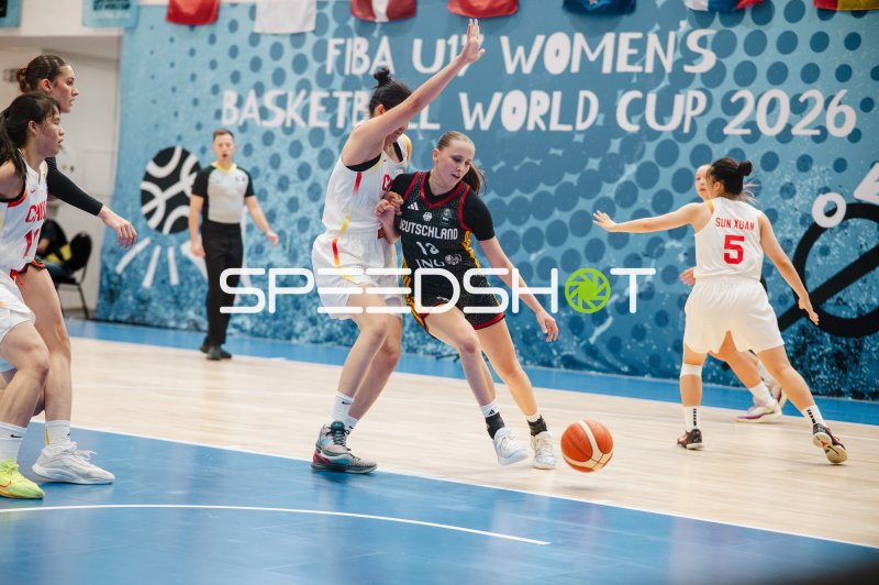 Mia Wiegand (#13; Deutschland) im Zweikampf gegen China bei FIBA U17 WM